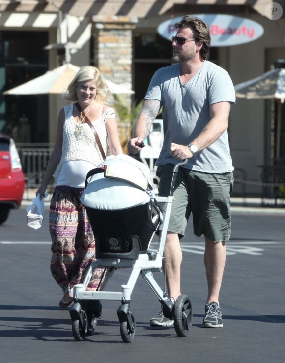 La famille bonheur : Tori Spelling enceinte et son mari Dean McDermott, accompagnés de leur fille Hattie, à Los Angeles le 5 août 2012