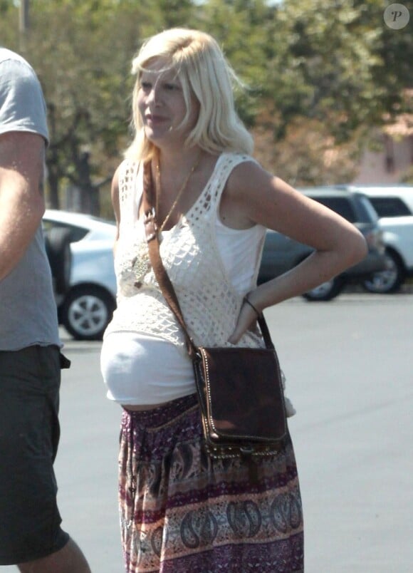Très enceinte, Tori Spelling à Los Angeles le 5 août 2012