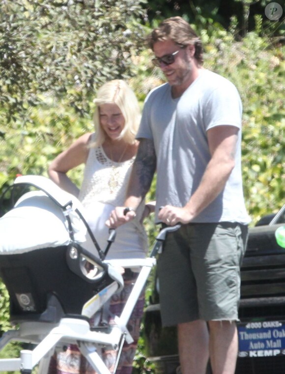 Très aimants, Tori Spelling enceinte et son mari Dean McDermott, accompagnés de leur fille Hattie, à Los Angeles le 5 août 2012