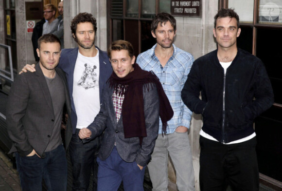 Gary Barlow et Robbie Williams avec le groupe Take That en 2010.