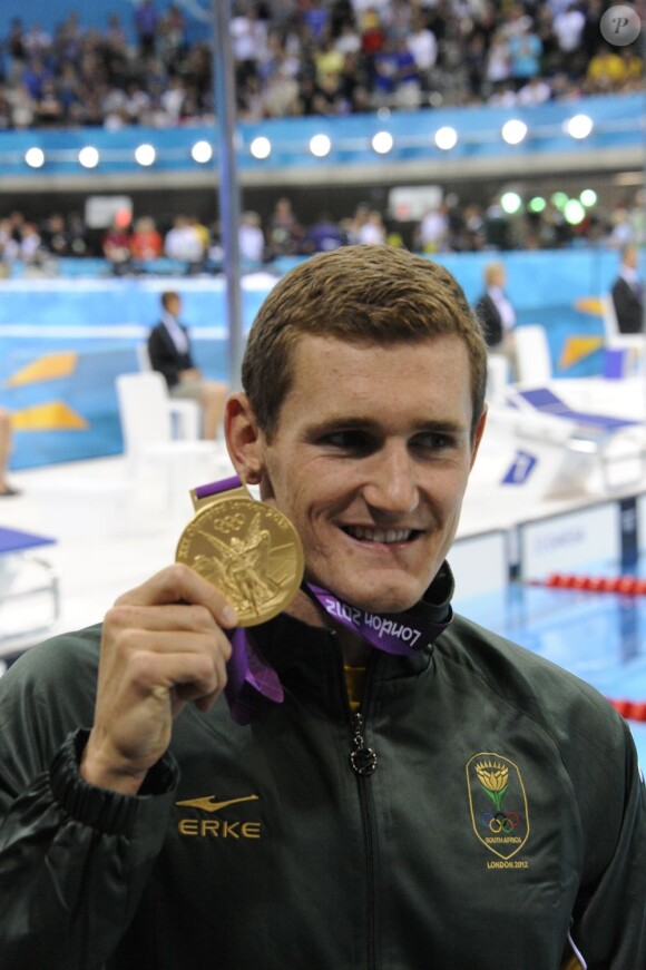 Le Sud-Africain Cameron van der Burgh champion olympique du 100m brasse aux JO de Londres, le 29 juillet 2012. Le nageur de 24 ans a ensuite avoir admis avoir eu recours à plusieurs reprises au ''dolphin kick'', un geste non autorisé.