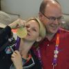 La princesse Charlene de Monaco aux Jeux olympiques de Londres 2012, à fond derrière les nageurs de l'Afrique du Sud.