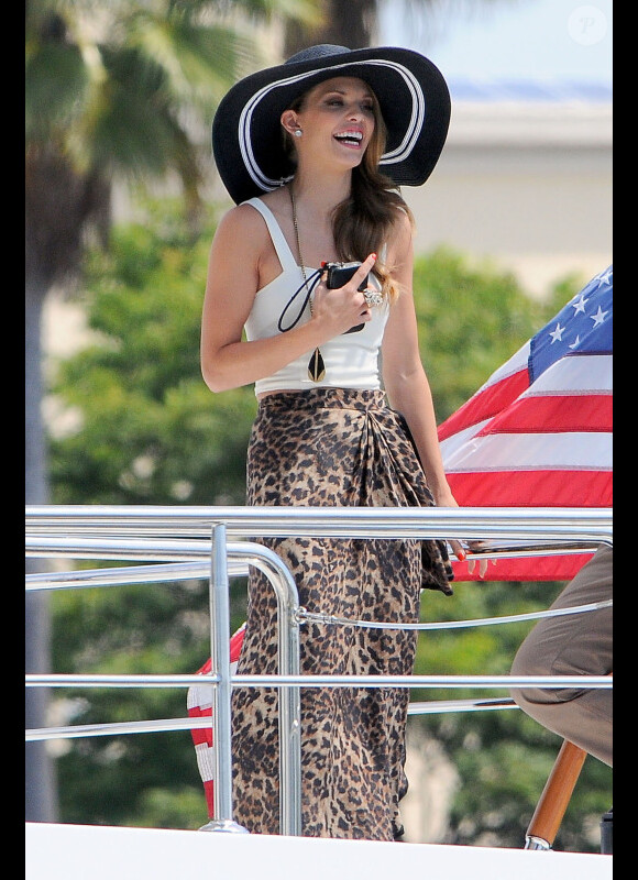 AnnaLynne McCord souriante sur le tournage de 90210 en Californie le 7 août 2012