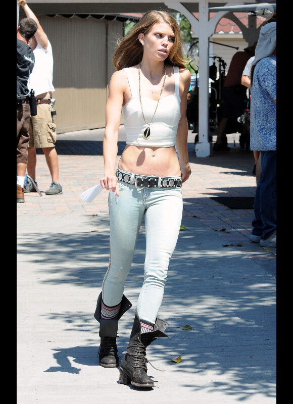 AnnaLynne McCord très sexy sur le tournage de 90210 en Californie le 7 août 2012