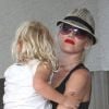 Gwen Stefani et son fils Zuma à l'aéroport de Los Angeles le 8 août 2012