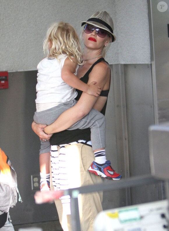 Gwen Stefani et son fils Zuma à l'aéroport de Los Angeles le 8 août 2012