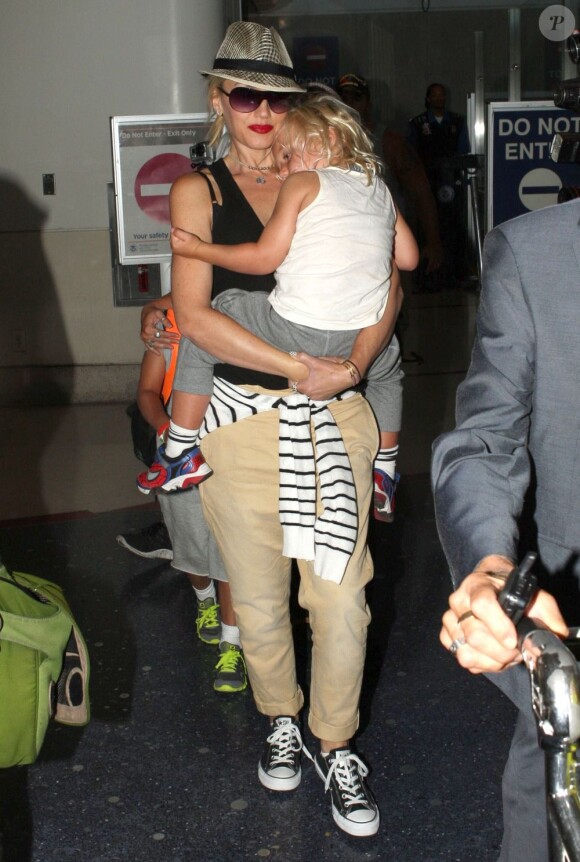 Assoupi, Zuma dans les bras de sa maman Gwen Stefani à l'aéroport de Los Angeles le 8 août 2012