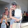 Gwen Stefani arrive à l'aéroport de Los Angeles avec ses fils Kingston et Zuma (dans les bras) le 8 août 2012