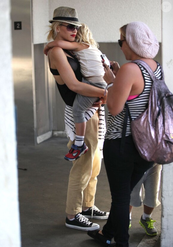 Un peu fatiguée mais sereine, Gwen Stefani et ses fils Kingston et Zuma (dans les bras) à l'aéroport de Los Angeles le 8 août 2012