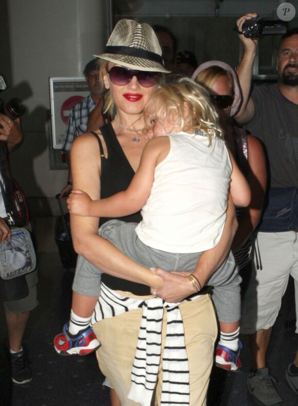 Gwen Stefani et ses fils Kingston et Zuma (dans les bras) à l'aéroport de Los Angeles le 8 août 2012