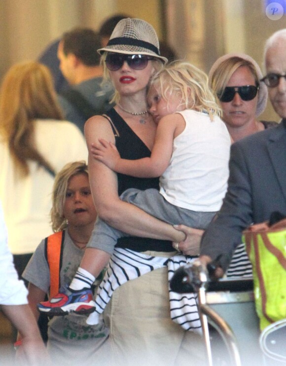 Gwen Stefani et ses fils Kingston et Zuma (dans les bras) à l'aéroport de Los Angeles le 8 août 2012