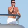Simon Cowell profite sur un yacht de la douceur des vacances au large de Saint-Tropez, le 8 août 2012