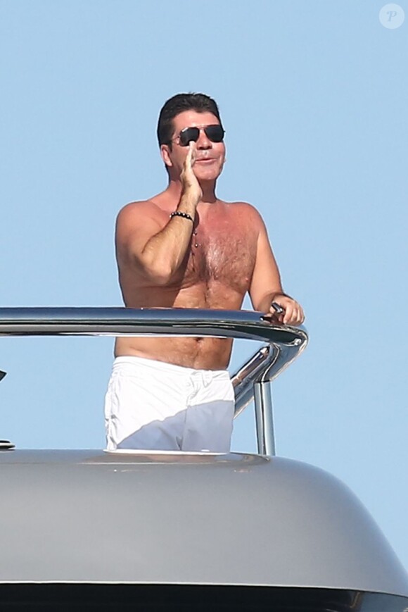 Simon Cowell profite sur un yacht de la douceur des vacances au large de Saint-Tropez, le 8 août 2012