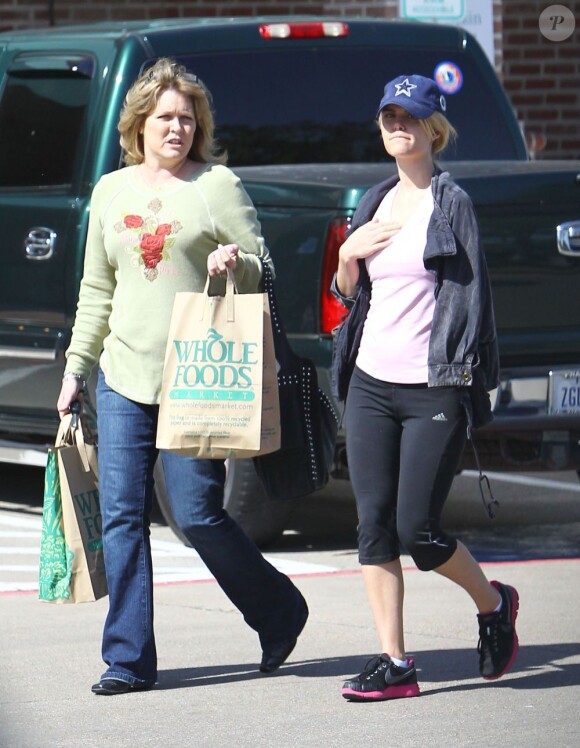 Lauren Scruggs et sa maman Cheryl, à la sortir d'un supermarché en février 2012
