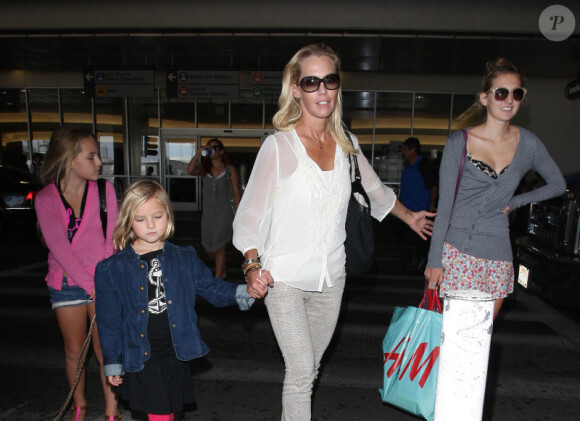 Jennie Garth et ses trois files de retour à LAX le 10 août 2012