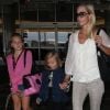 Jennie Garth et ses trois files de retour à l'aéroport de Los Angeles le 10 août 2012