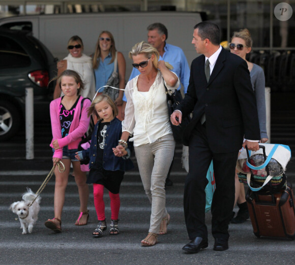 Jennie Garth et ses trois files arrivent à Los Angeles le 10 août 2012
