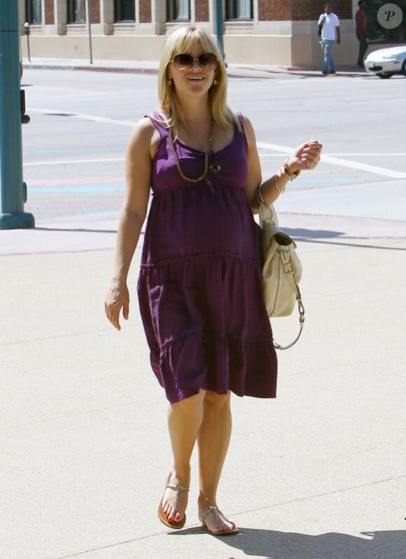 La jolie Reese Witherspoon, enceinte, fait des courses à North Hollywood, le 10 août 2012