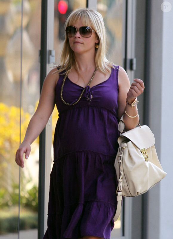 Reese Witherspoon, enceinte et très élégante, fait des courses à North Hollywood, le 10 août 2012