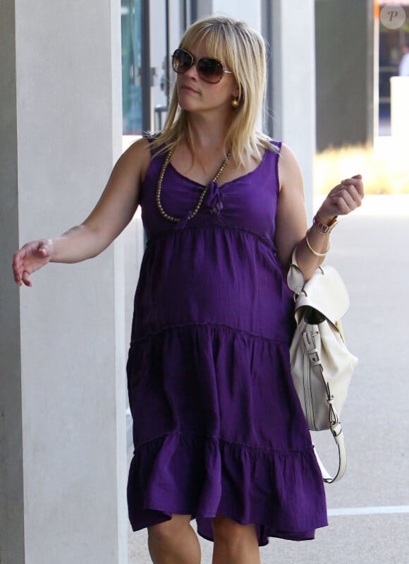 L'actrice Reese Witherspoon, enceinte, fait des courses à North Hollywood, le 10 août 2012