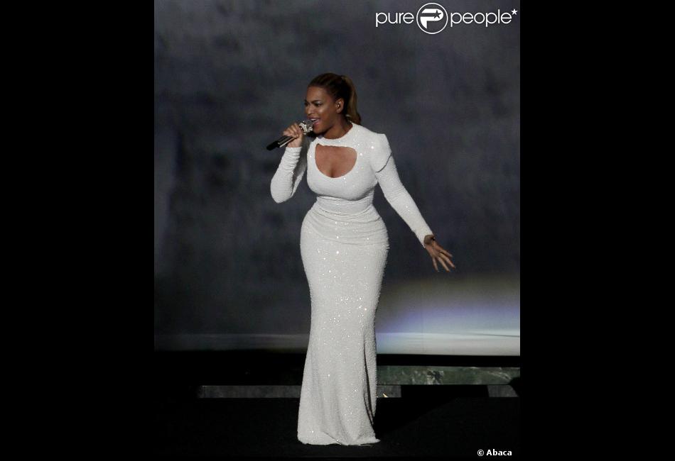 Beyoncé a interprété I was here dans une sublime robe blanche à ...