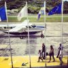 Arrivée attendue de Johnny Hallyday le 4 août 2012 à l'aéroport Gustaf III de Saint-Barthélemy, par Laeticia Hallyday.