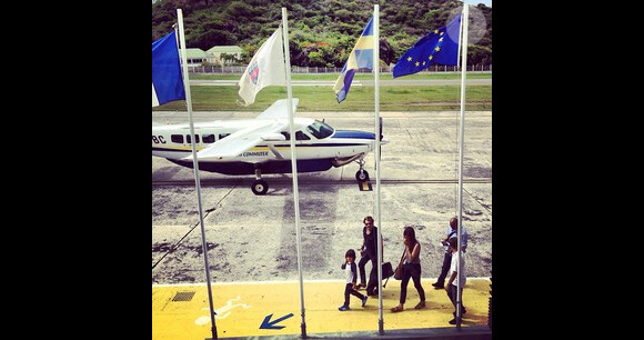 Arrivée attendue de Johnny Hallyday le 4 août 2012 à l'aéroport Gustaf III de Saint-Barthélemy, par Laeticia Hallyday.