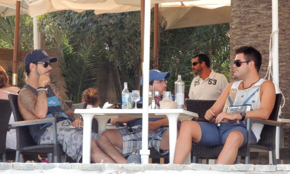 Eduardo Cruz et une jolie jeune femme en vacances à Ibiza le 12 août 2012