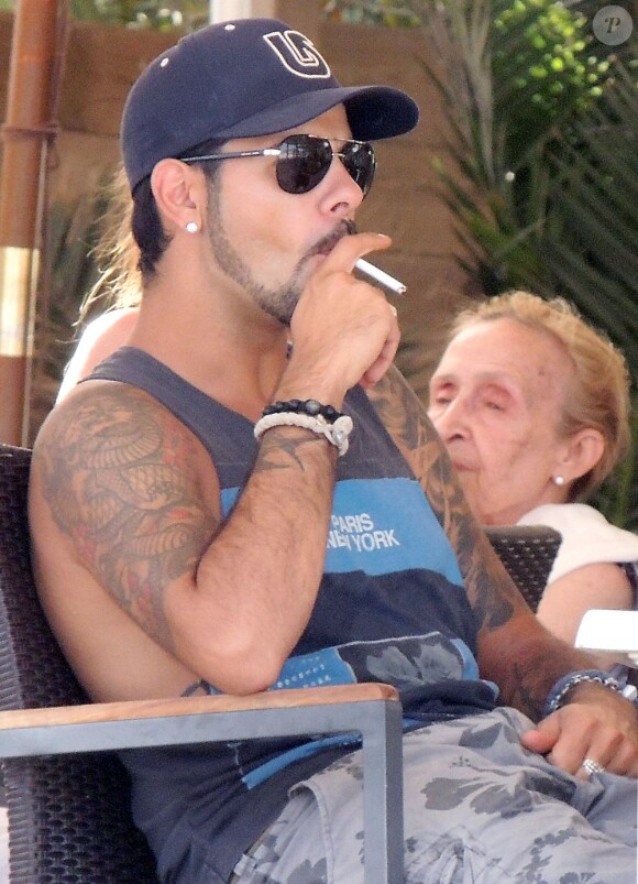 Eduardo Cruz fume en vacances à Ibiza le 12 août 2012