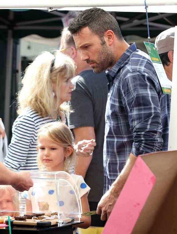 Ben Affleck et ses filles au Farmers Market le 12 août 2012 à Los Angeles