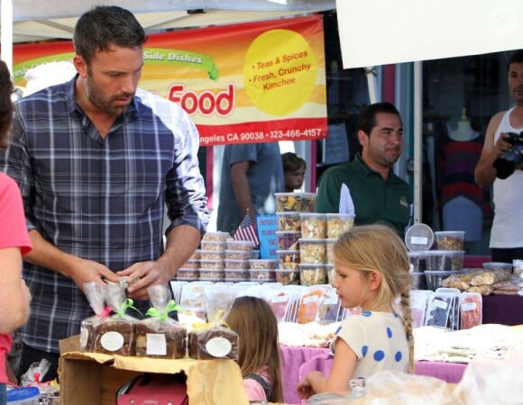 Bienveillant, Ben Affleck et ses filles au Farmers Market le 12 août 2012 à Los Angeles