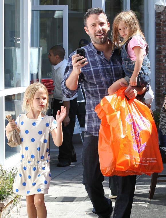 Ben Affleck et ses filles au Farmers Market le 12 août 2012 à Los Angeles