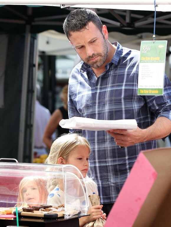 Ben Affleck et ses filles curieuses de tout au Farmers Market le 12 août 2012 à Los Angeles