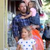 Papa poule, Ben Affleck et ses filles au Farmers Market le 12 août 2012 à Los Angeles