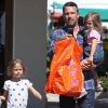 Sortie au Farmers Market de Los Angeles pour Ben Affleck et ses filles le 12 août 2012
