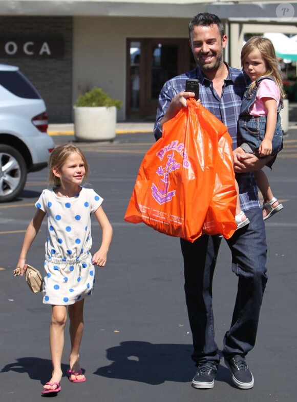 Sortie au Farmers Market de Los Angeles pour Ben Affleck et ses filles le 12 août 2012