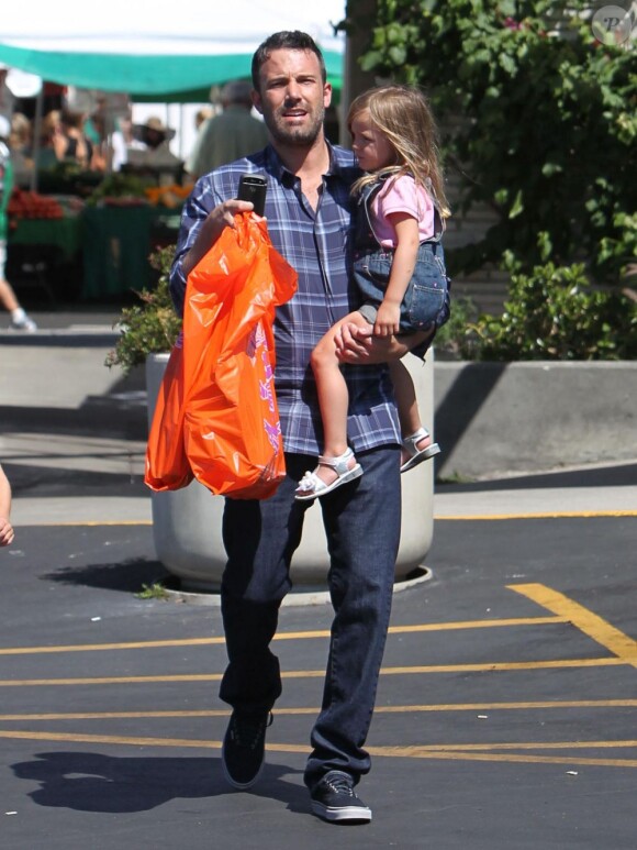 Sortie au Farmers Market de Los Angeles pour Ben Affleck et ses filles le 12 août 2012