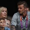 David Beckham, sa mère Sandra et son fils Romeo dans les tribunes du stade olympique de Londres, suivent la cérémonie de clôture des Jeux Olympiques. Londres, le 12 août 2012.