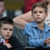 Les fils de David Beckham, Cruz et Romeo, dans les tribunes du stade olympique de Londres. Le 12 août 2012.