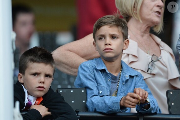 Les fils de David Beckham, Cruz et Romeo, dans les tribunes du stade olympique de Londres. Le 12 août 2012.