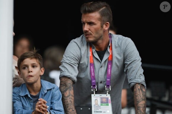 David Beckham et son fils Romeo dans les tribunes du stade olympique, s'apprêtent à suivre la cérémonie de clôture des Jeux Olympiques. Londres, le 12 août 2012.