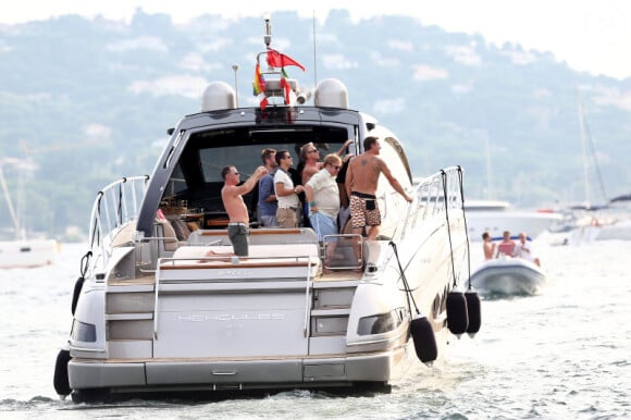 Virée sur un yacht au large de St-Tropez, pour Elton John et ses amis, le lundi 13 août 2012.