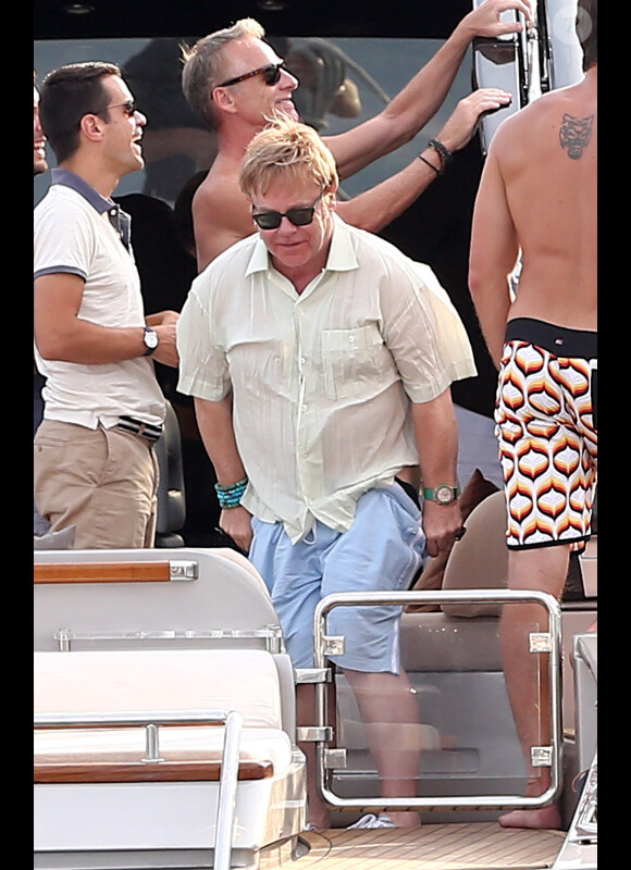 Elton John et David Furnish sur un yacht au large de St-Tropez, le lundi 13 août 2012.