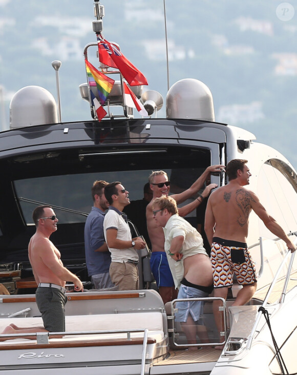 Elton John et David Furnish sur un yacht au large de St-Tropez, le lundi 13 août 2012.