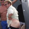 Elton John, entouré d'amis sur un yacht, montre ses fesses aux photographes au large de St-Tropez, le lundi 13 août 2012.