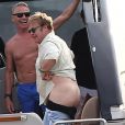 Elton John, entouré d'amis sur un yacht, montre ses fesses aux photographes au large de St-Tropez, le lundi 13 août 2012.