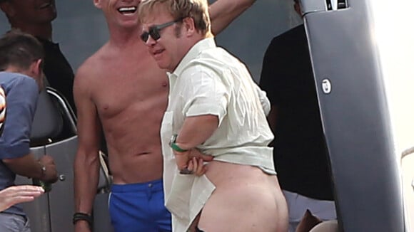Elton John expose son derrière: Sous le soleil de St-Tropez... on a vu la lune !