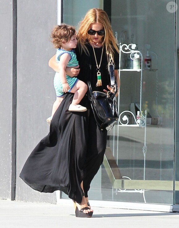 Rachel Zoe et son fils Skyler, duo au look estival dans les rues de West Hollywood. Le 13 août 2012.