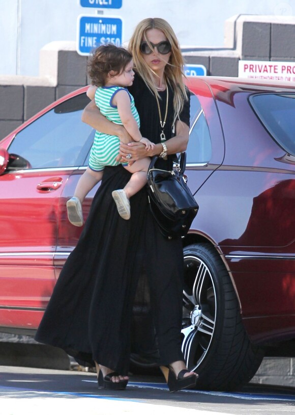 Rachel Zoe porte son fils Skyler à bout de bras dans les rues de West Hollywood. Le 13 août 2012.