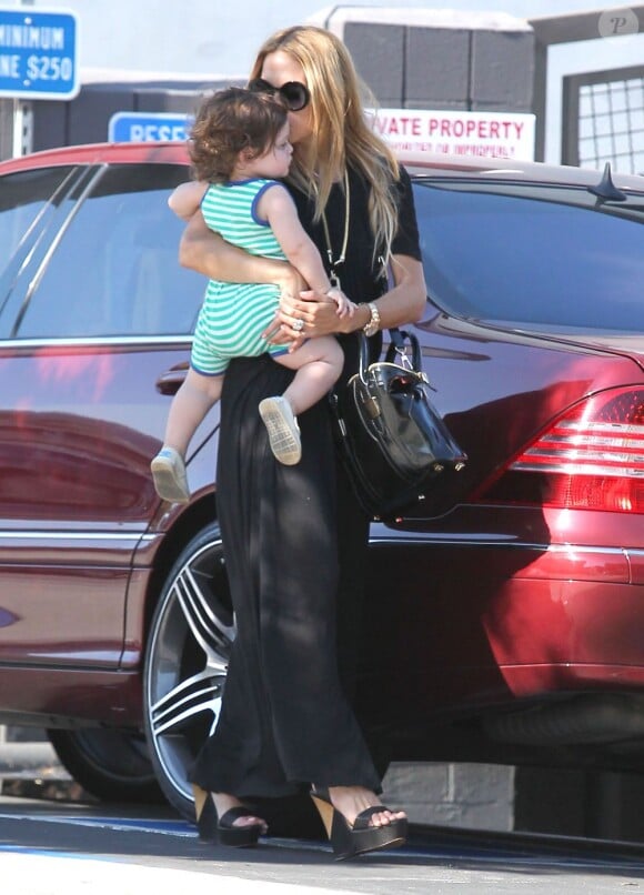 Rachel Zoe porte son fils Skyler à bout de bras dans les rues de West Hollywood. Le 13 août 2012.